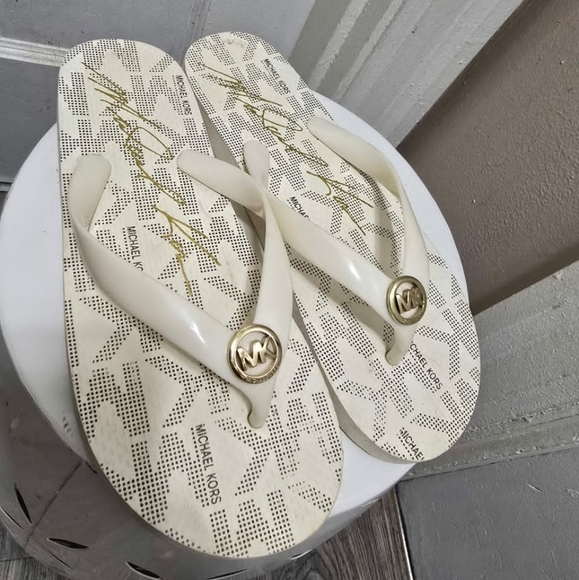 Michael Kors MK Flip Flops Open MK Monogram/Vanilla Women's Size 8 🌴 - Picture 2 of 6